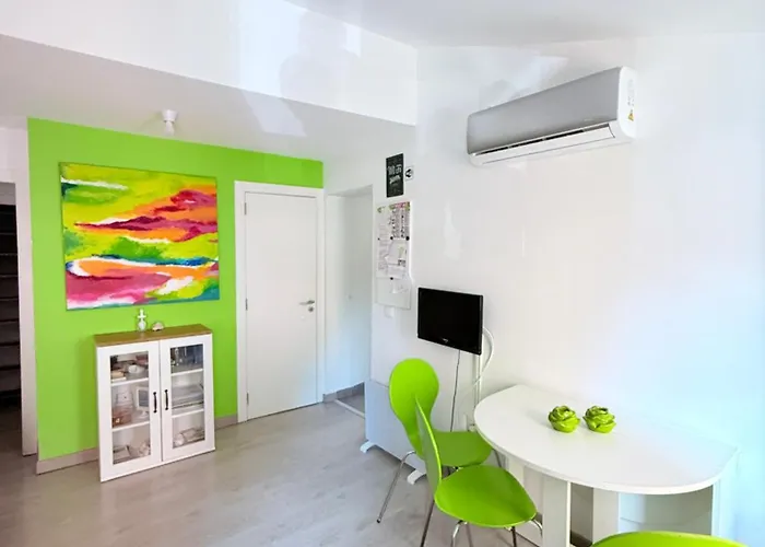 Appartement Com Escada E Patio, Em Frente *